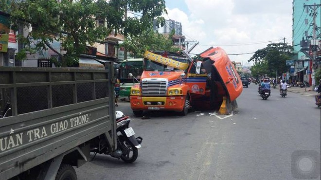 Hi hữu: Cuộn sắt đứt dây đè nát đầu xe container giữa đường - Ảnh 3.