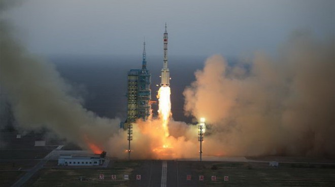Lưu Vân Sơn ngáp dài khi xem Trung Quốc phóng tàu Shenzhou-11 - Ảnh 1.