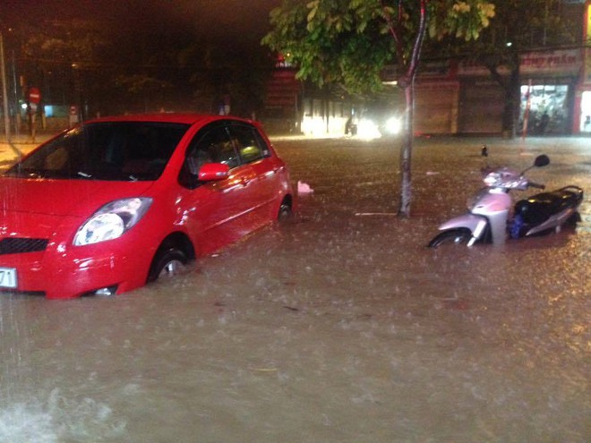 Xe máy chìm nghỉm trong trận mưa lũ khủng khiếp ở Thái Nguyên - Ảnh 1.