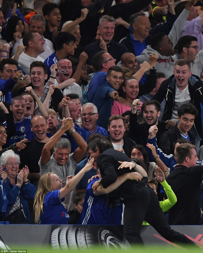 Conte phát cuồng, làm fan Chelsea choáng ngợp ở Stamford Bridge - Ảnh 14.