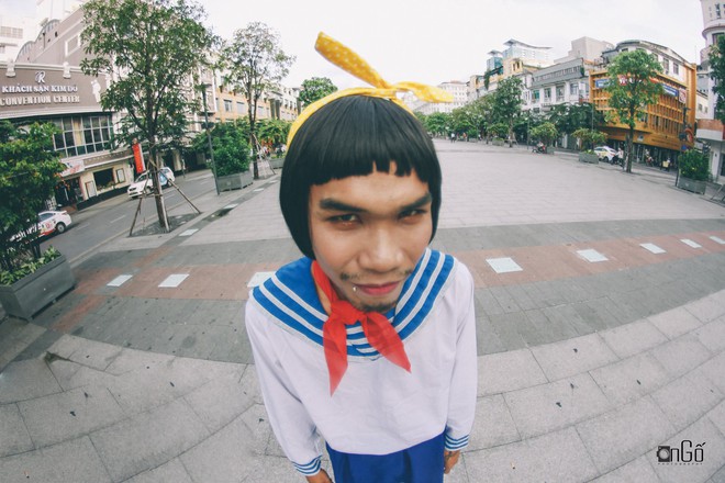 Chàng trai Việt mặc váy chụp ảnh trên phố Nguyễn Huệ - Ảnh 3.