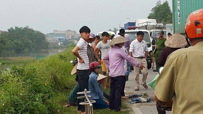 Người mẹ gào khóc con bên cạnh chiếc xe máy nát bét sau tai nạn - Ảnh 2.