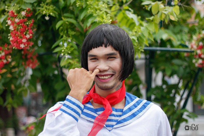 Chàng trai Việt mặc váy chụp ảnh trên phố Nguyễn Huệ - Ảnh 1.
