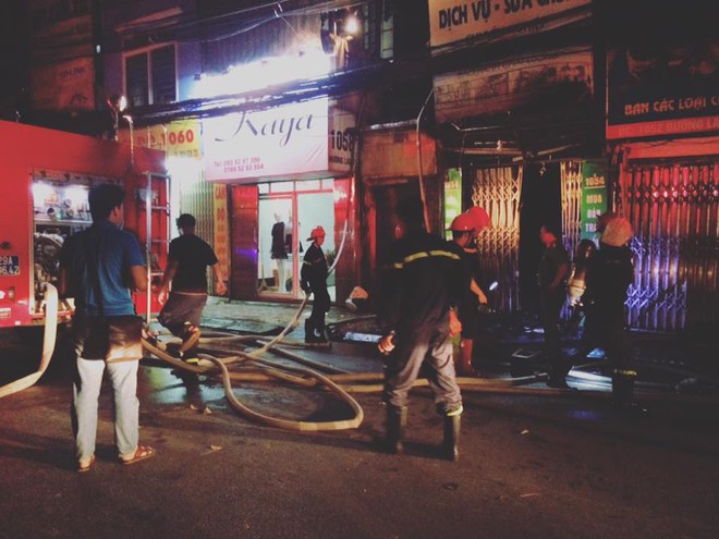 Cháy lớn thiêu rụi cửa hàng, cảnh sát phá cửa cứu người trong đêm - Ảnh 2.