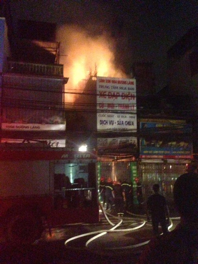 Cháy lớn thiêu rụi cửa hàng, cảnh sát phá cửa cứu người trong đêm - Ảnh 1.