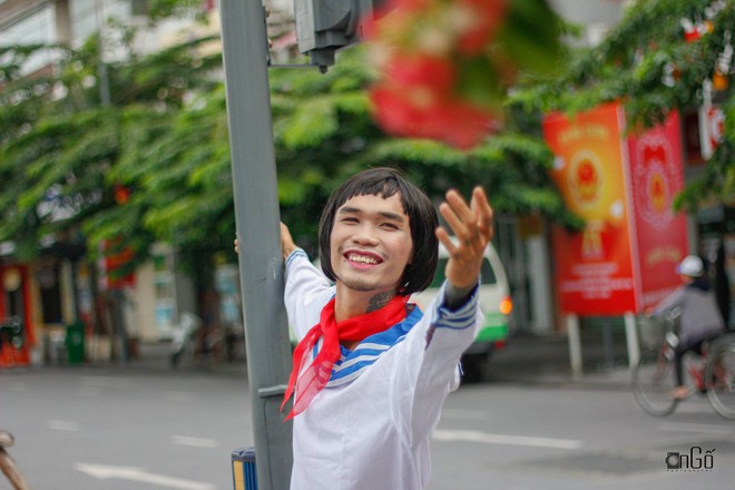 Chàng trai Việt mặc váy chụp ảnh trên phố Nguyễn Huệ - Ảnh 2.