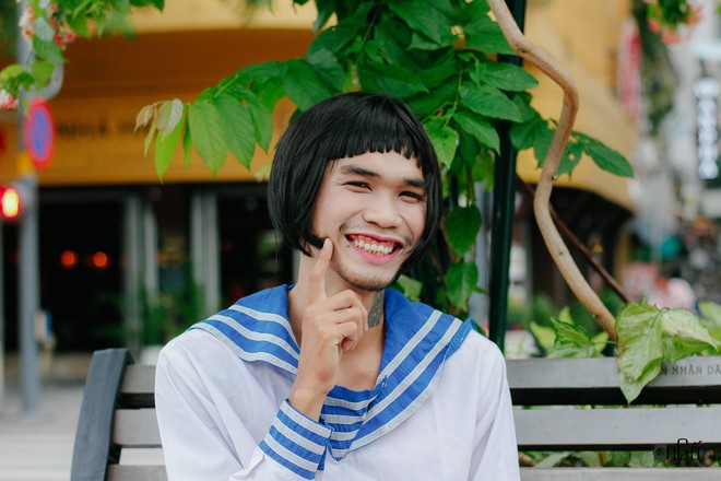 Chàng trai Việt mặc váy chụp ảnh trên phố Nguyễn Huệ - Ảnh 4.