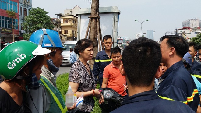 Thanh niên ngất, chảy đẫm máu, cảnh sát PCCC vội đưa đi cấp cứu - Ảnh 4.