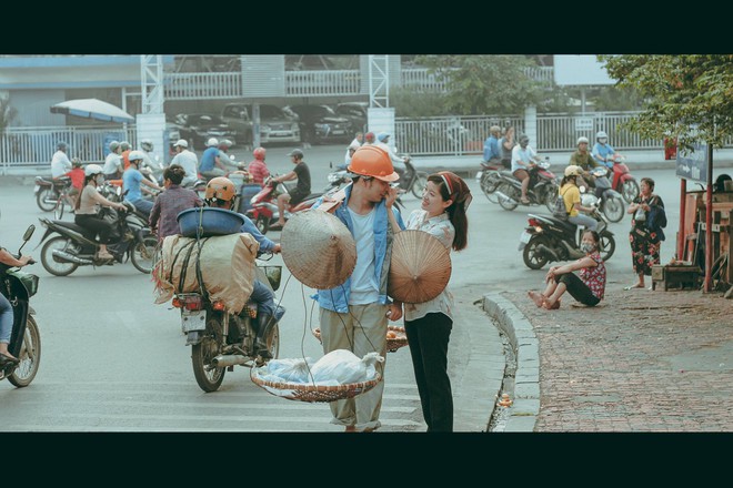 Có bao cặp đôi Việt dám làm như họ: Đi xin nón rách, nhặt dép ở bãi rác chụp ảnh cưới? - Ảnh 1.