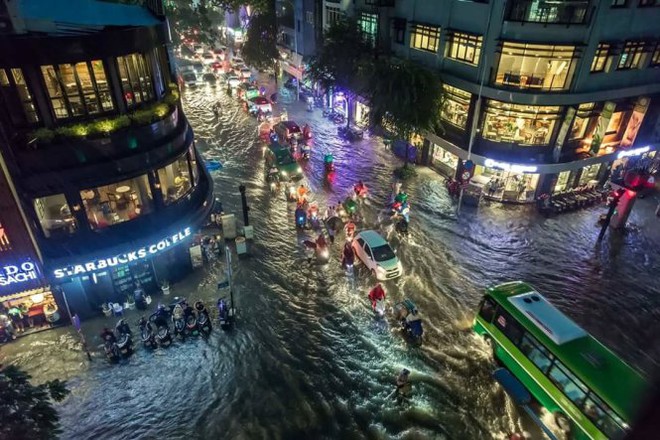 Cảnh tượng đặc biệt ở Sài Gòn sau cơn mưa lớn tối qua - Ảnh 4.