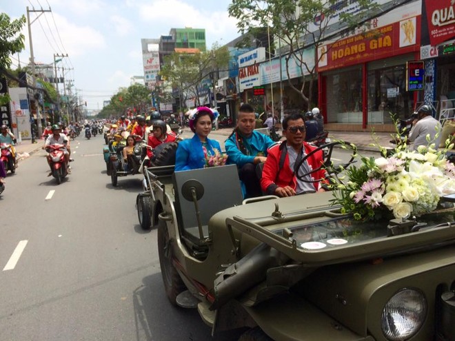 Dàn rước dâu hoành tráng, gây náo loạn phố Sài thành - Ảnh 1.