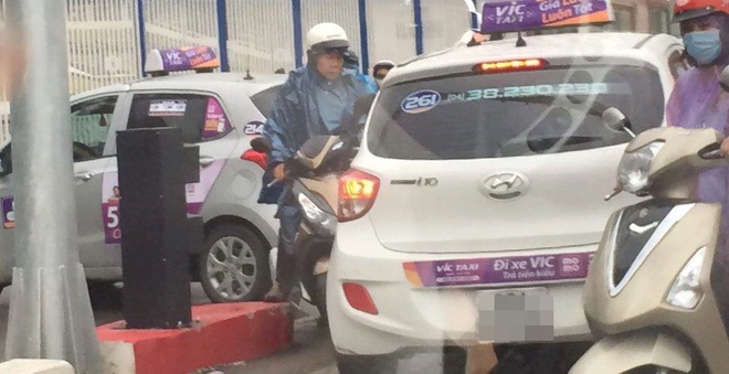 Sáng nay, tài xế taxi khiến cả một phố Hà Nội bức xúc - Ảnh 1.