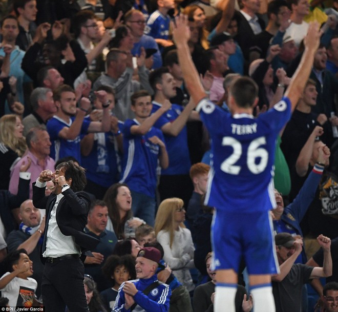 Conte phát cuồng, làm fan Chelsea choáng ngợp ở Stamford Bridge - Ảnh 15.