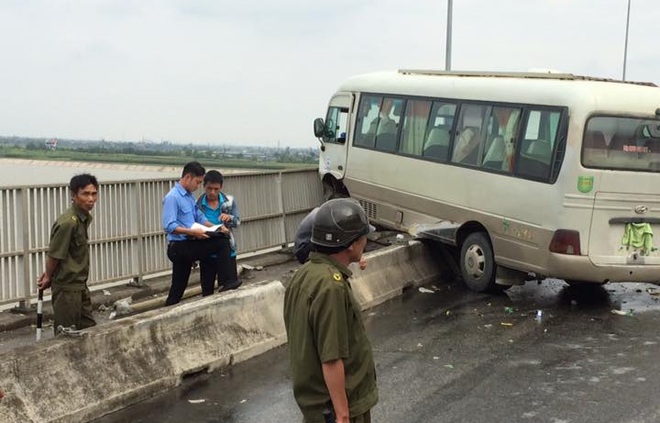 Xe khách lao qua dải phân cách cầu Tân Đệ, suýt rơi xuống sông Hồng - Ảnh 2.