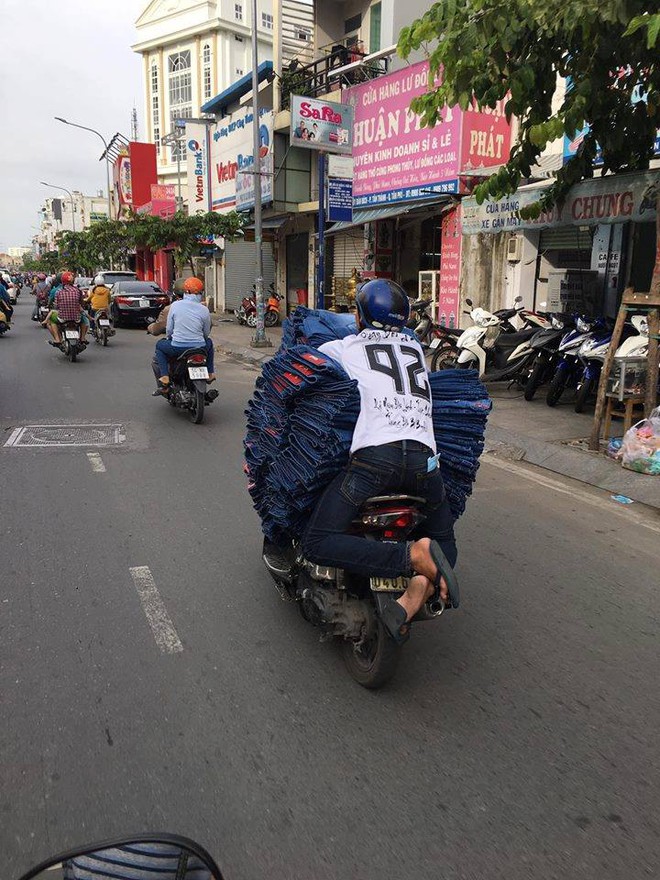 Đến siêu nhân cũng phải chào thua chàng trai trên phố Sài Gòn - Ảnh 2.