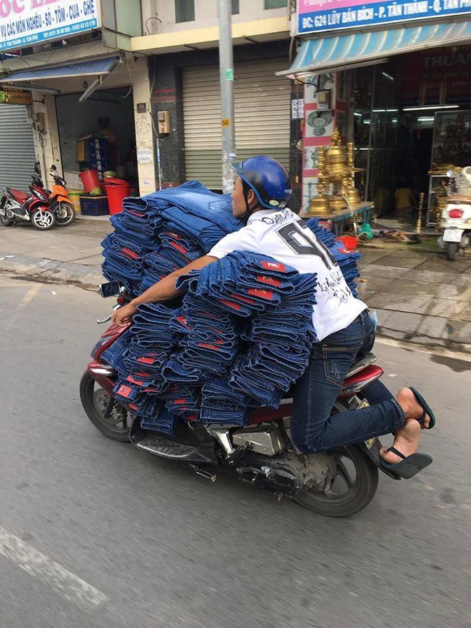 Đến siêu nhân cũng phải chào thua chàng trai trên phố Sài Gòn - Ảnh 1.