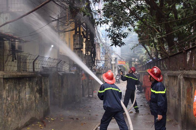 Cháy khu tập thể trên phố Chùa Bộc, Hà Nội: Dùng kìm phá khóa đưa cụ ông 76 tuổi ra ngoài - Ảnh 1.