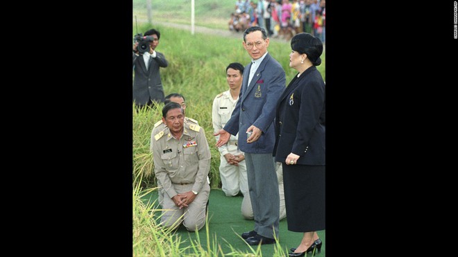 Cuộc đời cố Quốc vương Thái Lan Bhumibol Adulyadej qua ảnh - Ảnh 10.