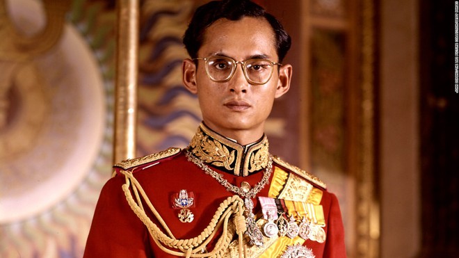 Cuộc đời cố Quốc vương Thái Lan Bhumibol Adulyadej qua ảnh - Ảnh 1.