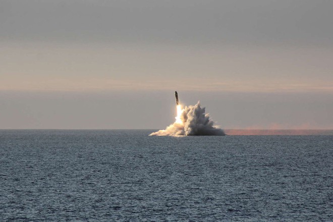 [ẢNH] Tàu ngầm hạt nhân Nga phóng tên lửa Bulava - Ảnh 9.