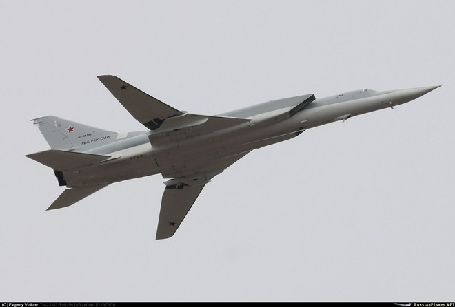 Máy bay ném bom Tu-22M3 bất ngờ trượt khỏi đường băng - Ảnh 7.