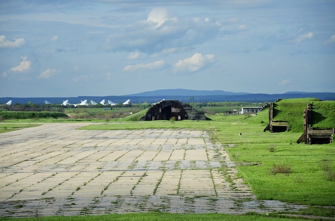 Xót xa hàng chục oanh tạc cơ Tu-22M của Nga bị bỏ quên gần biên giới Trung Quốc - Ảnh 1.