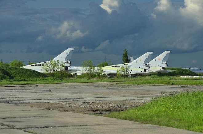 Xót xa hàng chục oanh tạc cơ Tu-22M của Nga bị bỏ quên gần biên giới Trung Quốc - Ảnh 2.