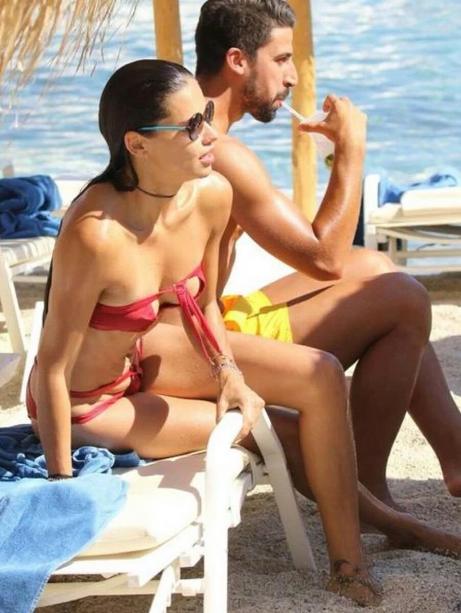 Giải sầu Euro, Khedira cặp kè với siêu người đẹp Adriana Lima - Ảnh 2.