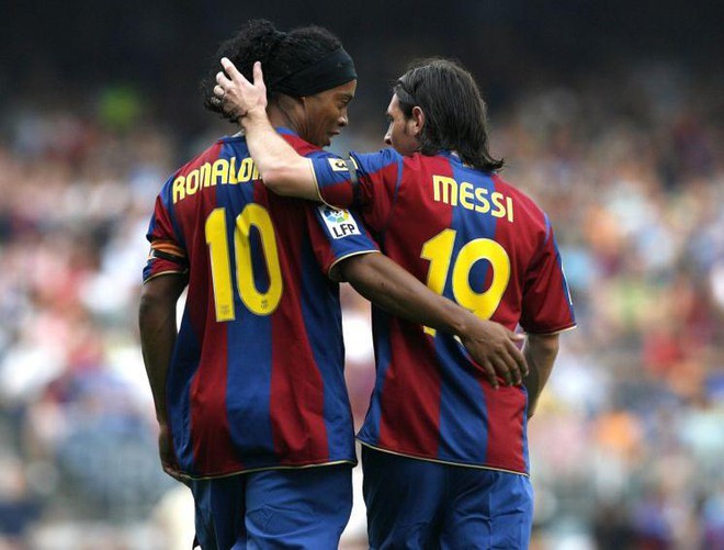 Messi nhận “món quà bất ngờ” từ Ronaldinho - Ảnh 1.