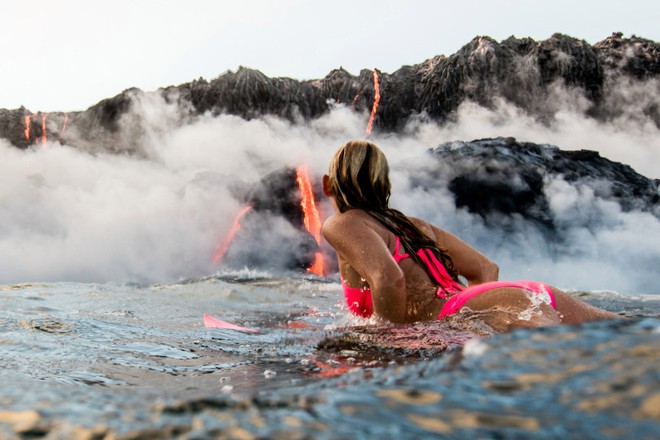 24h qua ảnh: Người đẹp lướt ván sát dòng dung nham núi lửa đỏ rực - Ảnh 4.