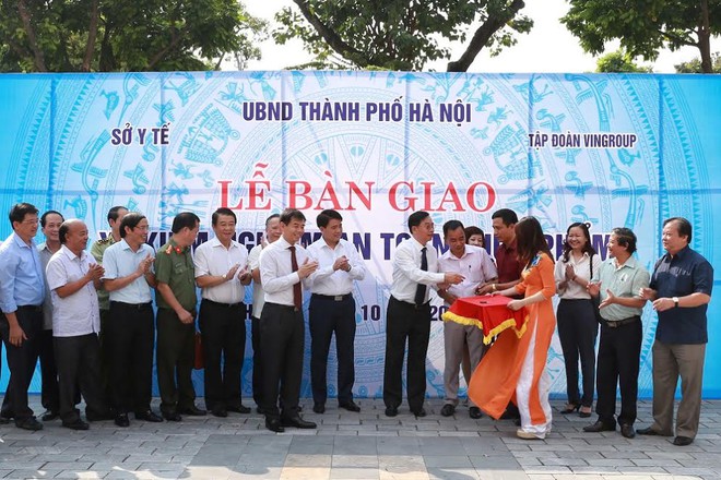 Vingroup trao tặng thành phố Hà Nội 3 xe kiểm nghiệm thực phẩm - Ảnh 1.