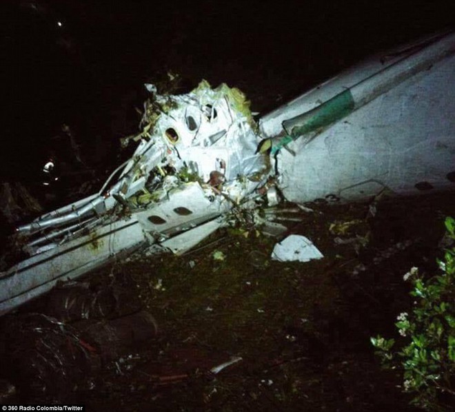 Thủ môn chết trong bệnh viện và những bức hình ám ảnh về vụ máy bay chở CLB Brazil rơi - Ảnh 4.