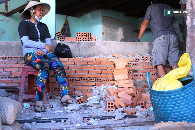 Người dân khổ sở sống trong những “căn hầm” giữa lòng TP HCM - Ảnh 1.