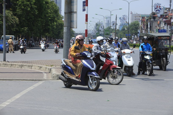 Đỏ đỏ cái gì, đèn của nhà nước chứ đèn nhà tao đâu - Ảnh 2.