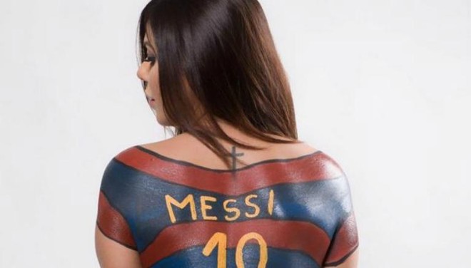 Chê Messi lùn, mĩ nhân siêu vòng 3 quay sang tấn công Pique - Ảnh 1.
