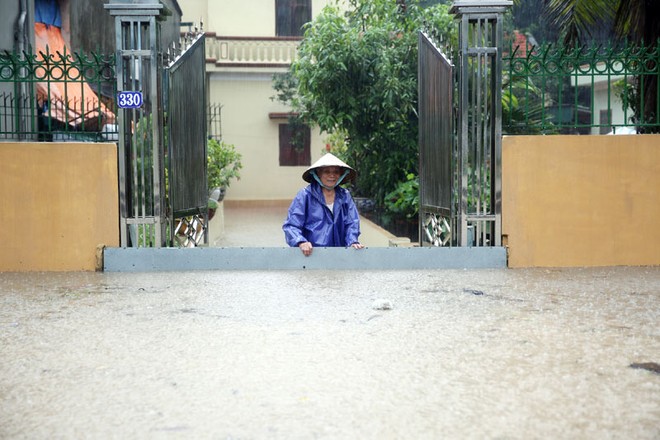 Mưa lớn tại QN: Một phụ nữ bị nước cuốn trôi xuống cống tử vong - Ảnh 7.