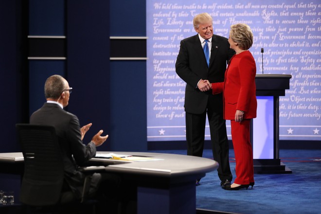 Toàn cảnh cuộc đối đầu gay cấn giữa Donald Trump-Hillary Clinton - Ảnh 6.