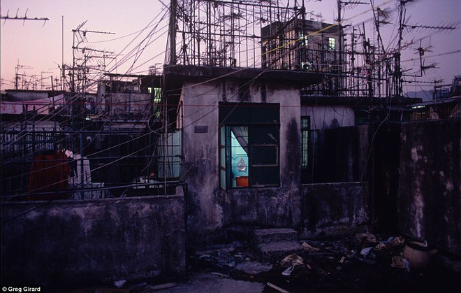 Bức tranh toàn cảnh thành phố bẩn thỉu và đông dân nhất Hong Kong - Ảnh 21.