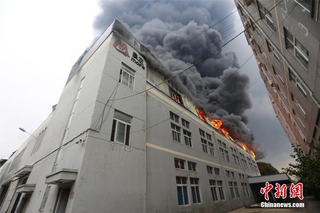 Hình ảnh khủng khiếp trong vụ cháy nhà máy điện tử, 2000m2 nhà xưởng bị thiêu rụi - Ảnh 2.