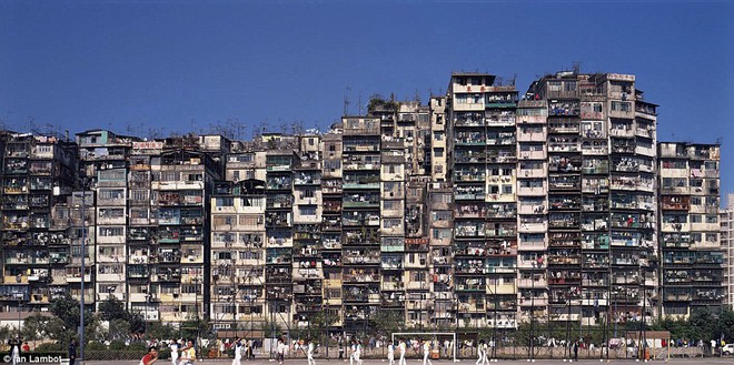 Bức tranh toàn cảnh thành phố bẩn thỉu và đông dân nhất Hong Kong - Ảnh 22.