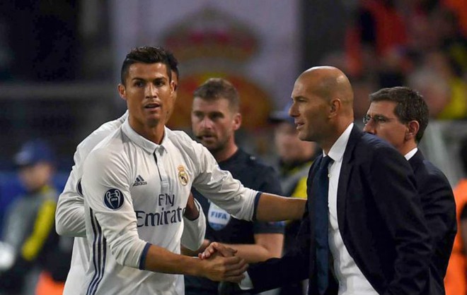 Ronaldo chửi trên khán đài & cách đáp kiểu không ngu của Zidane - Ảnh 4.