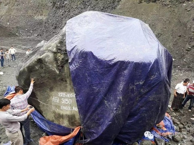 Sướng rơn vì bất ngờ vớ được khối đá quý khủng nặng gần 200 tấn - Ảnh 4.