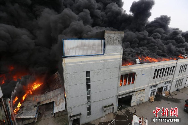 Hình ảnh khủng khiếp trong vụ cháy nhà máy điện tử, 2000m2 nhà xưởng bị thiêu rụi - Ảnh 3.