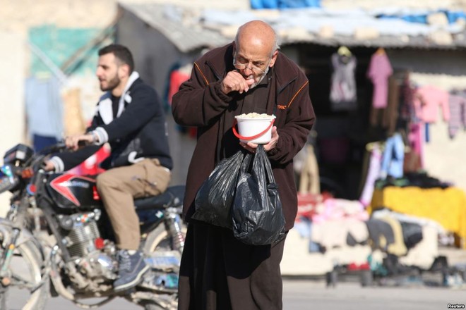 24h qua ảnh: Xe bọc thép Iraq nã pháo diệt IS khiến bụi bay mù mịt - Ảnh 10.