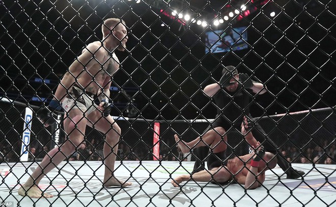 Gã điên UFC hạ KO cao thủ Mỹ bất chấp 2 cú thoát hiểm ngoạn mục - Ảnh 4.