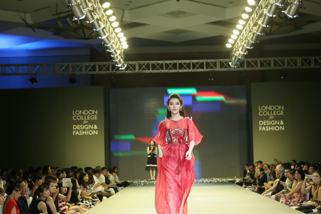 Màn diễn catwalk bất ngờ của Á hậu Huyền My - Ảnh 9.