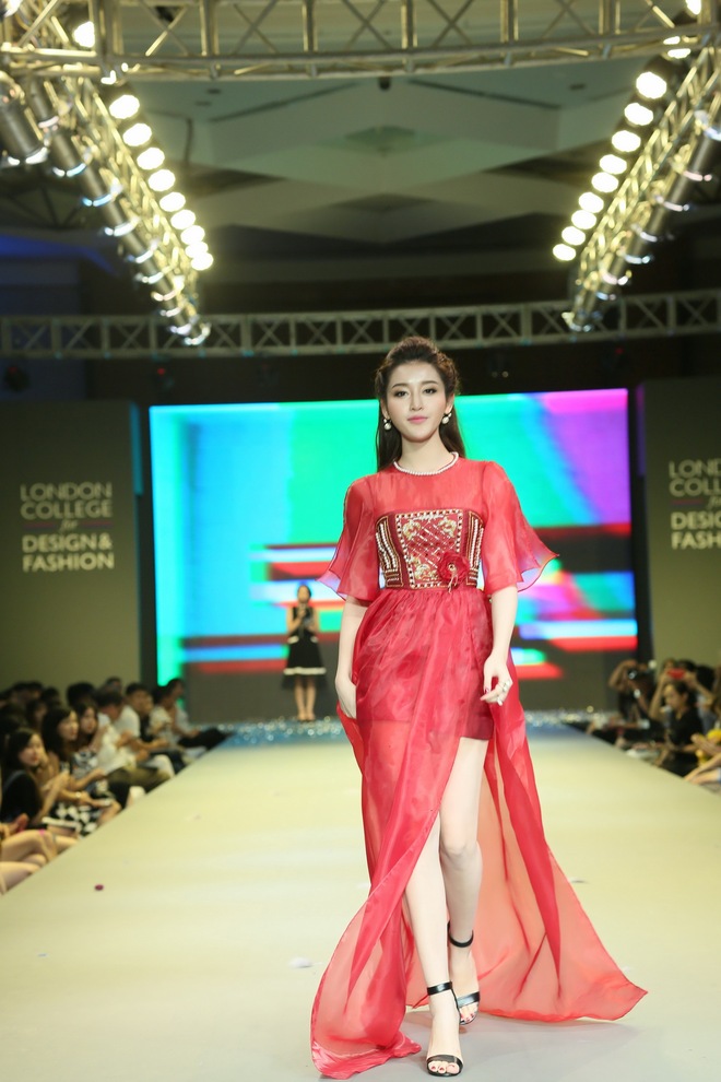 Màn diễn catwalk bất ngờ của Á hậu Huyền My - Ảnh 8.