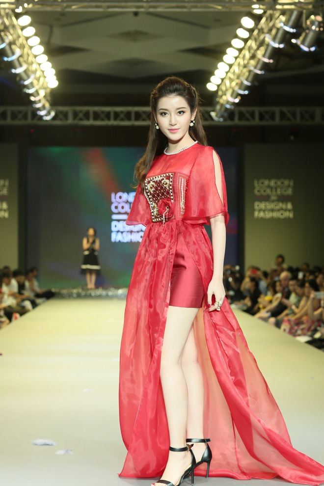 Màn diễn catwalk bất ngờ của Á hậu Huyền My - Ảnh 7.