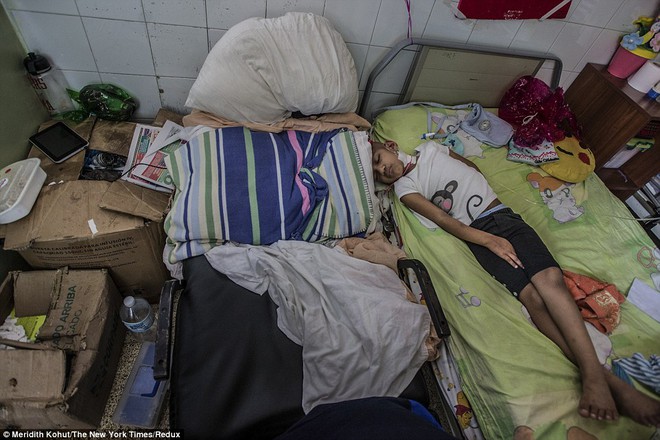 Cảnh tượng sởn da gà trong bệnh viện thiếu đủ thứ ở Venezuela - Ảnh 3.