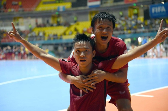 Từ cậu bé nhổ cỏ cà phê đến đấu trường Futsal World Cup - Ảnh 6.